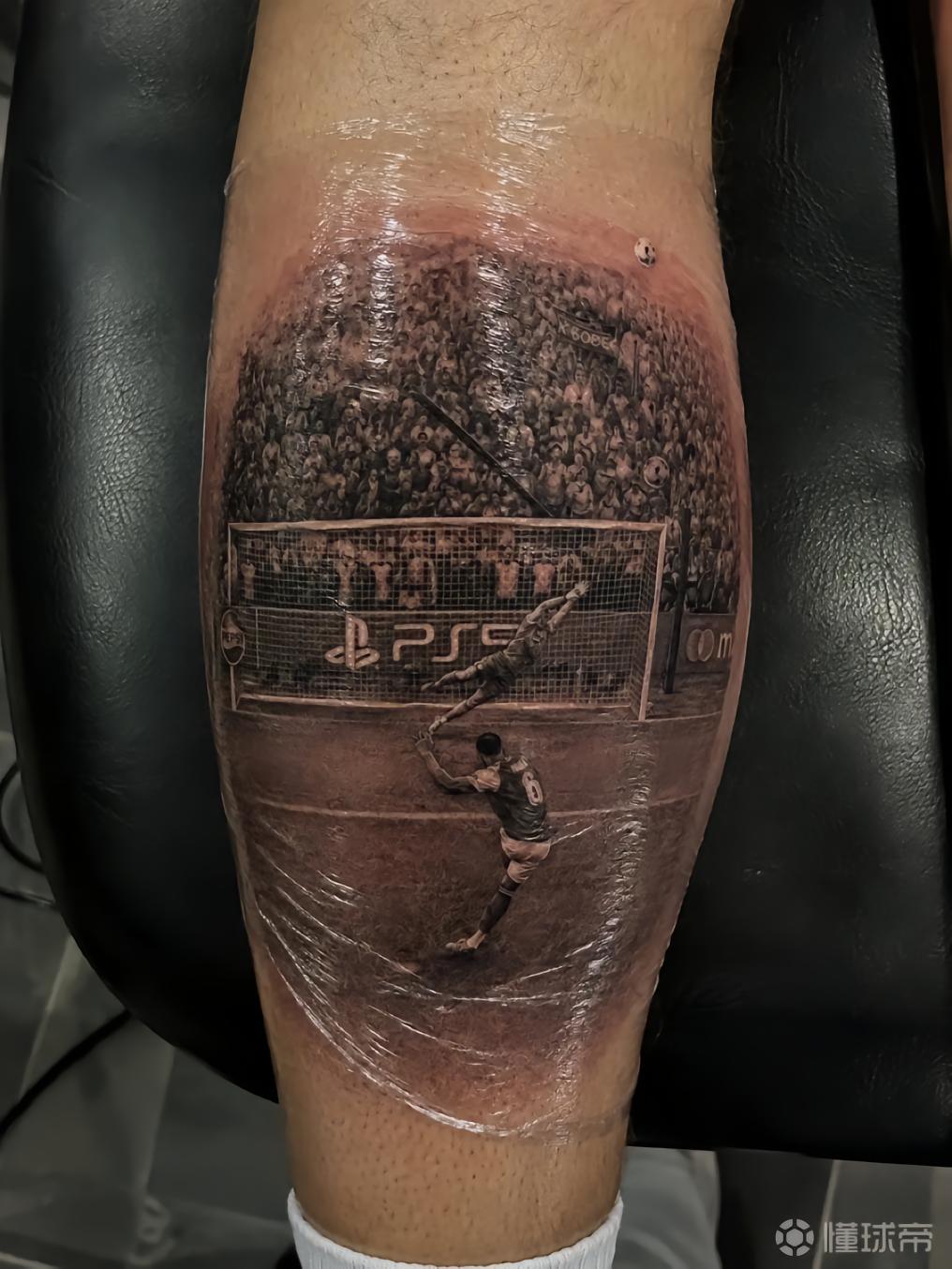 铭记这一刻，巴黎球迷将加布里埃尔踢飞点球的瞬间纹在小腿上